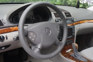 Mercedes gris oscuro granulado
