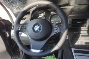 volante BMW X3 tapizado en cuero nappa perforado y liso, costura tricolor